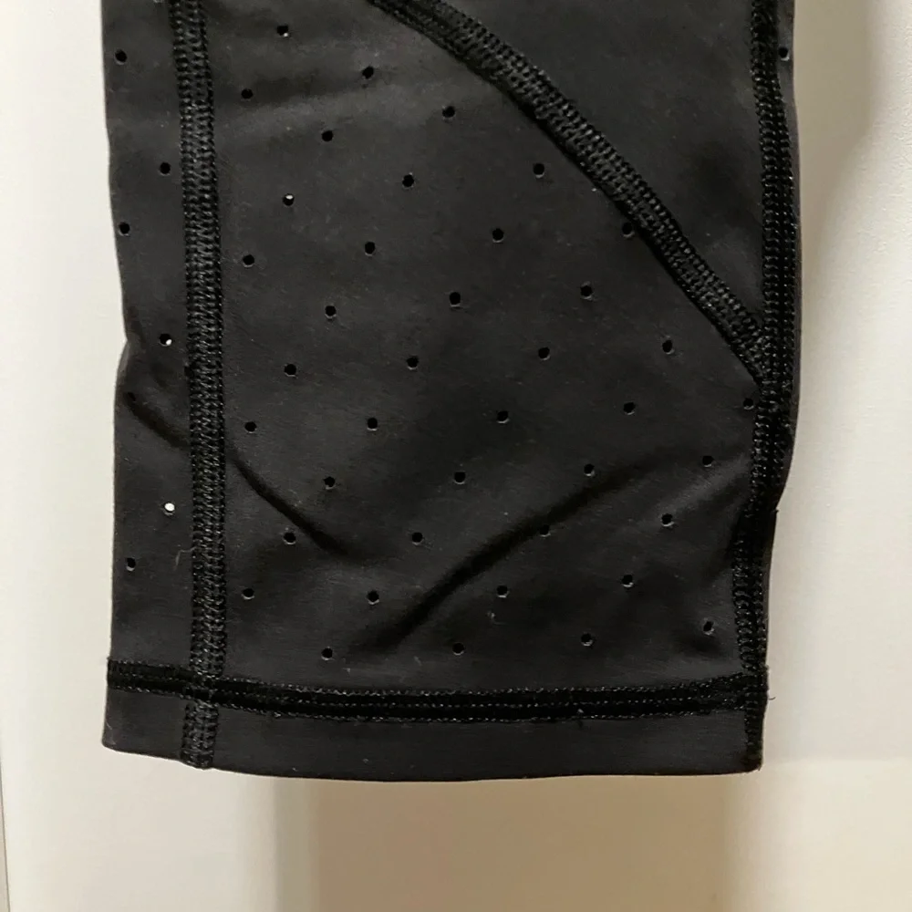 Athleta Women's Black Stealth Trucool Capri Leggings Size M - Picture 3 of 6